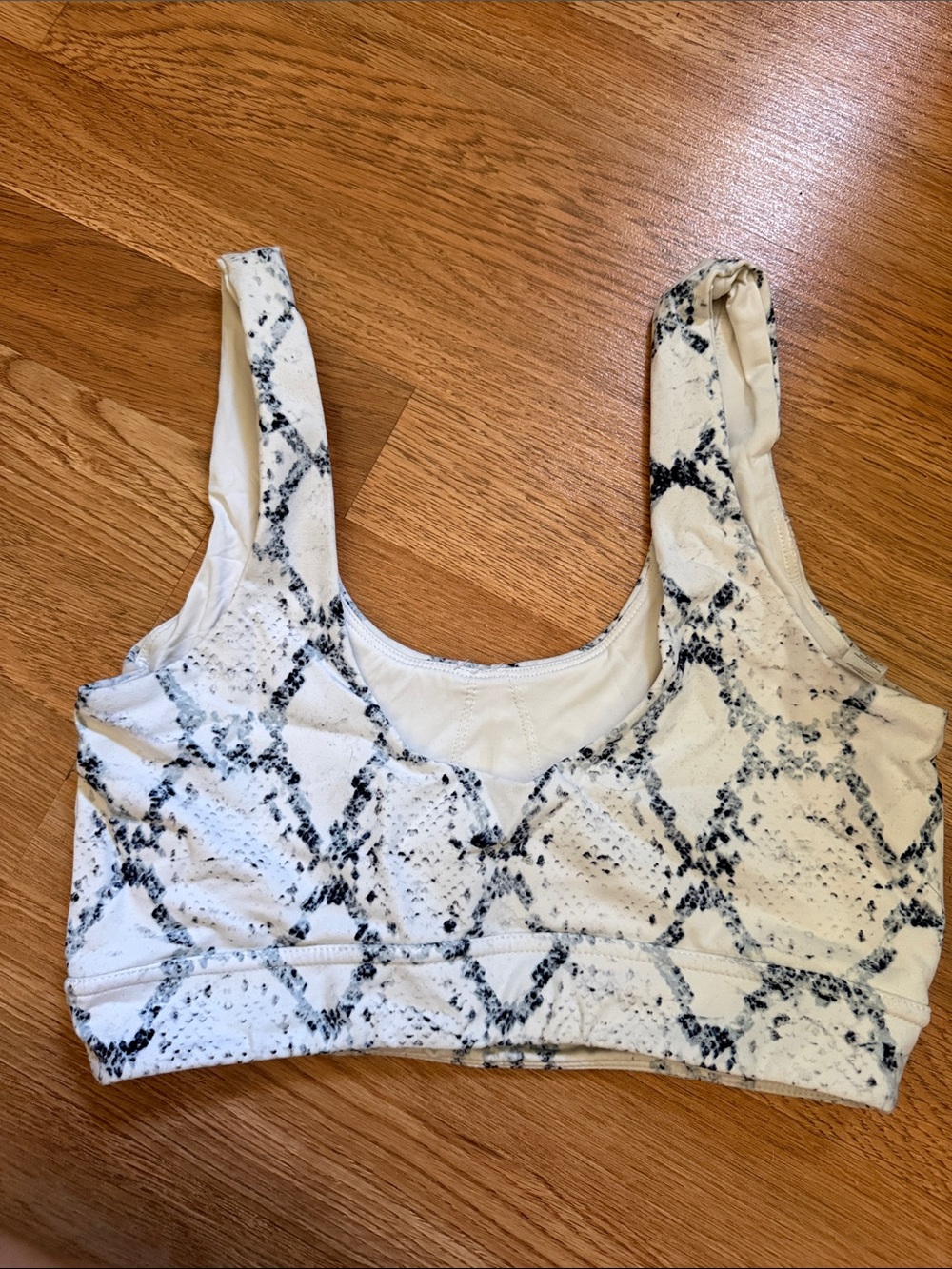 Varley Cream and Blue Snake-Print Leggings and Bra - Picture 5 of 11